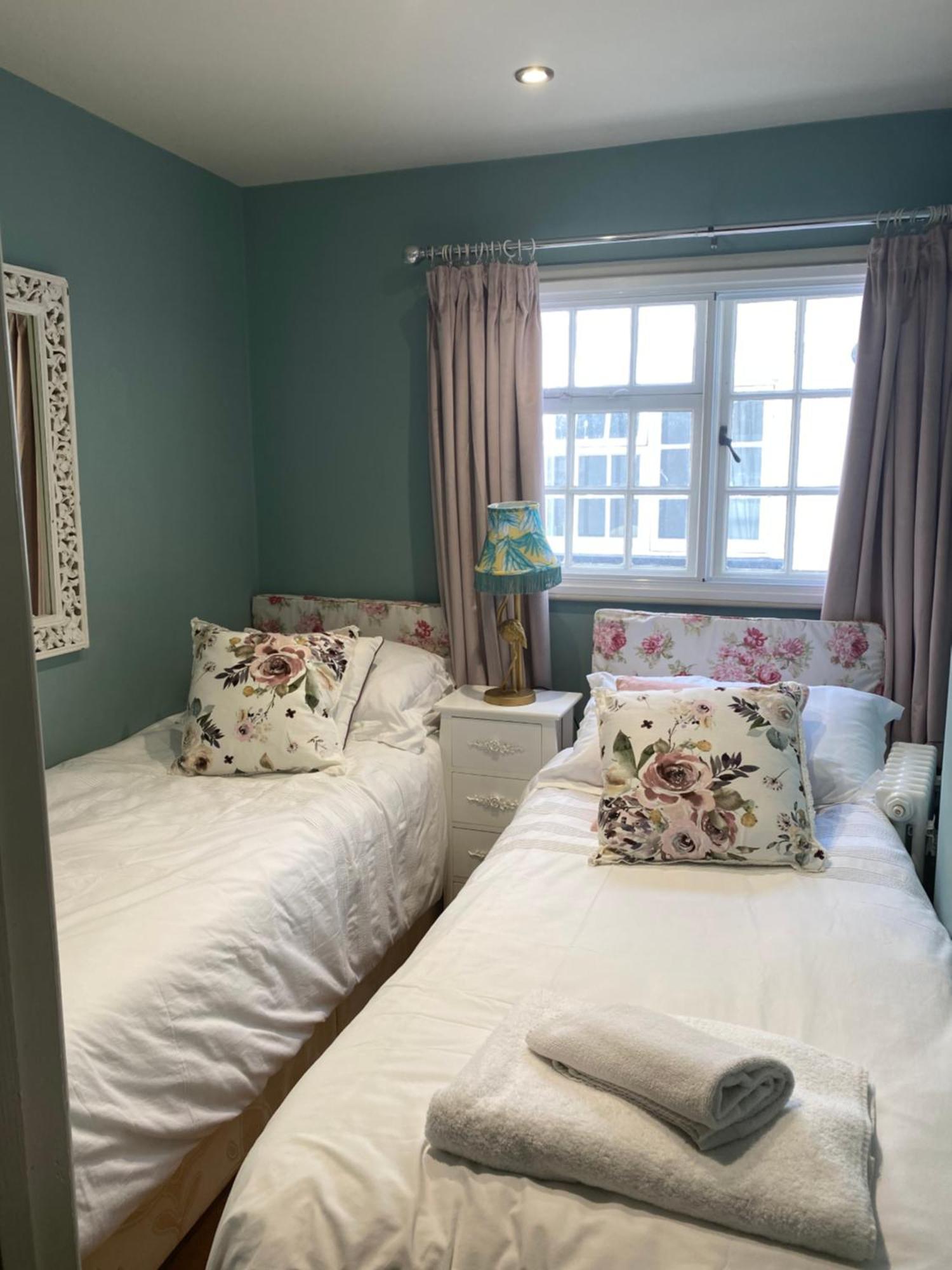 Monmouth House Apartments, Old Town, Dog Friendly, Parking * Lyme Regis